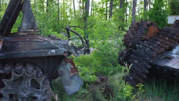 Arka Planda Yeşil Orman Banliyö Yolu Olan Yok Edilmiş Askeri — Stok video
