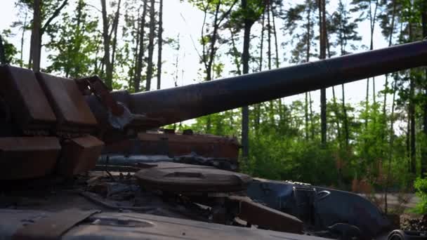 Panning Shot Tank Muzzle Background Suburban Road Cars Passing Side — Stock Video