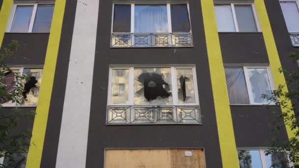 Broken Window Residential House Chandelier Hanging Ceiling Front View Bombed — Vídeo de Stock