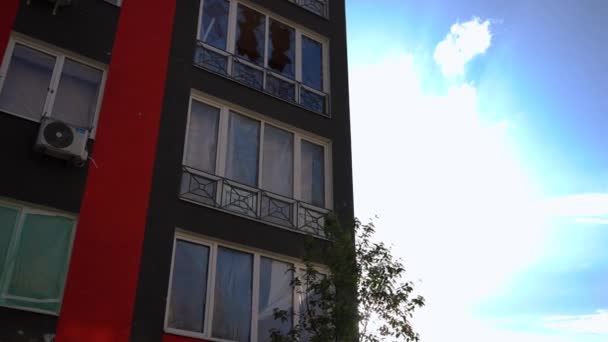 Gebombtes Modernes Haus Links Hintergrund Des Sommerhimmels Sonnenstrahl Mehrgeschossiges Wohnhaus — Stockvideo