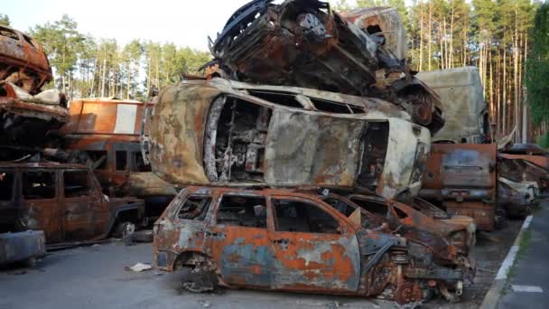 Auto Dump Met Afgebrand Vernietigd Civiele Auto Oekraïne Breed Schot — Stockvideo