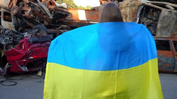 Rückansicht Einer Jungen Brünetten Frau Die Ukrainische Flagge Gehüllt Auf — Stockvideo