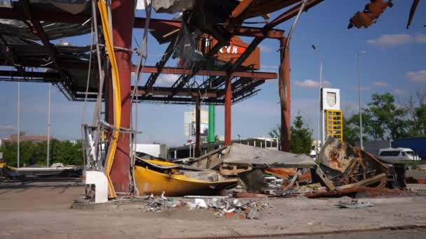 Ukraine Kyiv Juni 2022 Gebombardeerd Geruïneerd Tankstation Kiev Buitenwijk Breed — Stockvideo