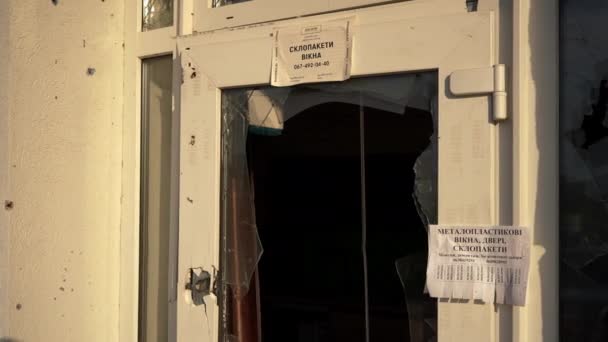 Ukraine Kyiv Ιουνίου 2022 Γκρο Πλαν Ερειπωμένης Πόρτας Σπασμένα Γυαλιά — Αρχείο Βίντεο