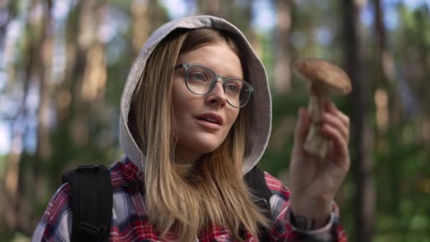 Portret Młodej Szczęśliwej Kobiety Okularach Podziwiającej Grzyby Słońcu Lesie Świeżym — Wideo stockowe