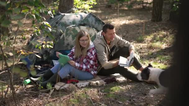 Casal Despreocupado Relaxado Sentado Tenda Floresta Com Tablet Papel Mapa — Vídeo de Stock