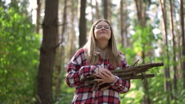 Odun Dallarıyla Ormanda Yürüyen Kaygısız Bir Kadın Etrafa Bakıyor Rahatlamış — Stok video