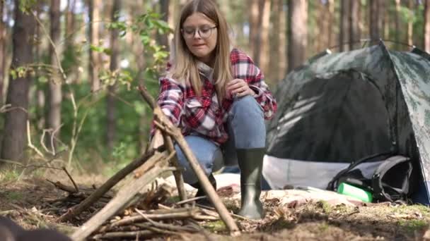 Widok Boku Młoda Kobieta Podróżnik Wprowadzenie Kije Trójkącie Ognisko Lesie — Wideo stockowe