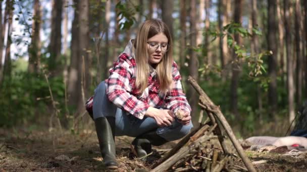 Ελκυστική Νεαρή Γυναίκα Τουρίστρια Που Βάζει Φωτιά Στο Δάσος Κάθεται — Αρχείο Βίντεο