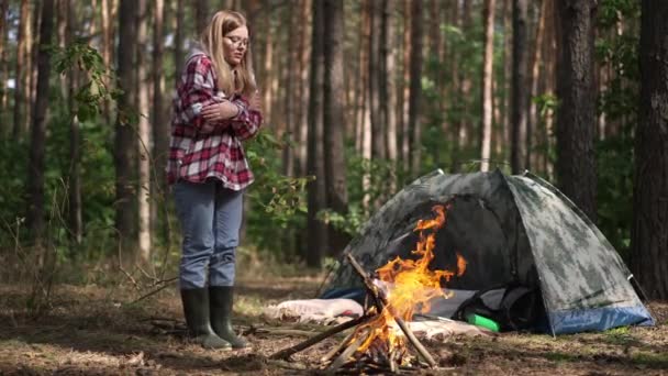 Junge Frau Geht Zeitlupe Zum Brennenden Lagerfeuer Und Wärmt Die — Stockvideo