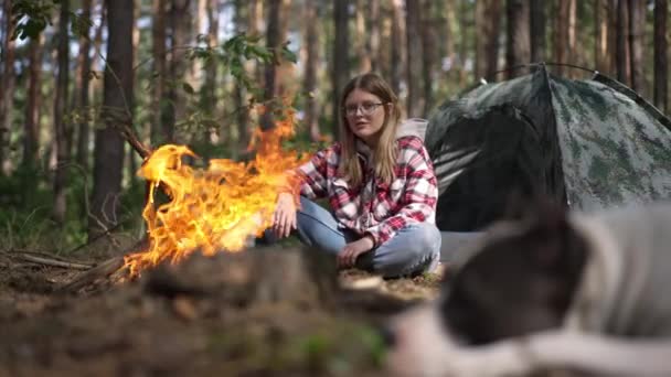 Giovane Donna Caucasica Che Ammira Falò Nella Foresta Seduta Alla — Video Stock