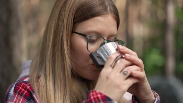 Zdjęcie Szczęśliwej Młodej Kobiety Okularach Pijącej Herbatę Termosu Lesie Uśmiechniętej — Wideo stockowe