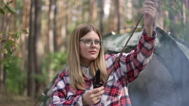 Porträt Einer Attraktiven Jungen Frau Beim Zelten Sonnigen Wald Freien — Stockvideo