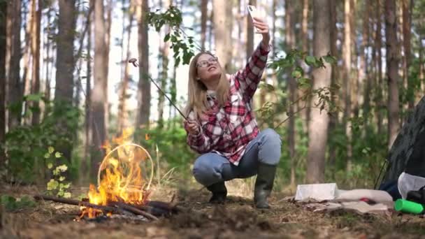 Fröhlich Selbstbewusste Blogger Reisende Sprechen Lächelnd Filmvideo Auf Smartphone Pilz — Stockvideo