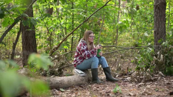 Szerokie Ujęcie Pięknego Krajobrazu Lesie Młodą Kobietą Pijącą Wodę Termosu — Wideo stockowe