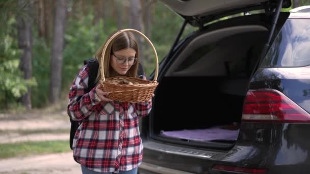 Portret Van Een Tevreden Vrouw Die Paddenstoelen Ruikt Een Rieten — Stockvideo