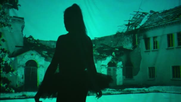 Φωτογραφία Του Κατεστραμμένου Σπιτιού Μπαλέτο Χορεύτρια Σιλουέτα Εισέρχονται Περνώντας Αρχίσει — Αρχείο Βίντεο