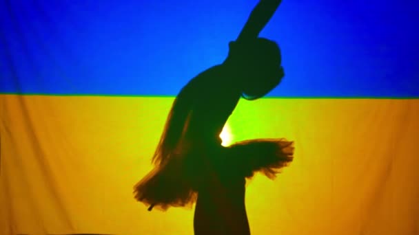 Vue Latérale Silhouette Ballerine Drapeau Ukrainien Avec Les Mains Levées — Video