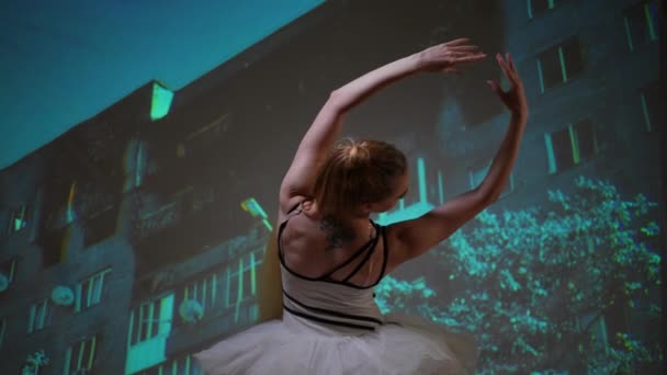 Татуированная Талантливая Изящная Балерина Откинувшаяся Назад Смотрящая Камеру Выступающую Фоне — стоковое видео