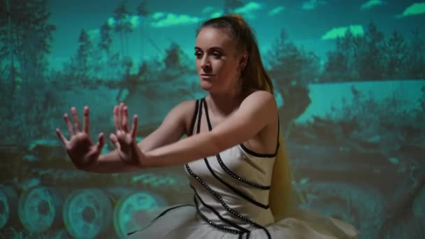 Portret Pewnej Siebie Młodej Tancerki Baletowej Występującej Tle Zniszczonego Obrazu — Wideo stockowe