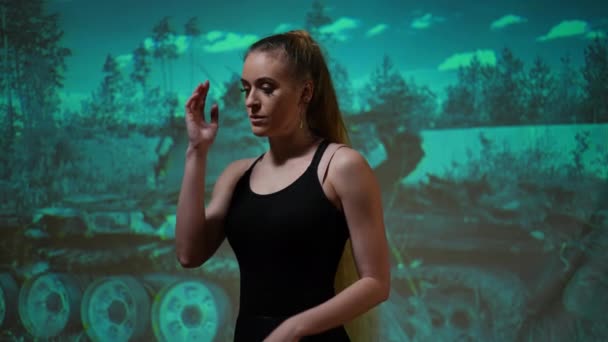 Hoppas Ukrainska Unga Kvinna Ber Tittar Upp Stående Bakgrunden Förstörda — Stockvideo