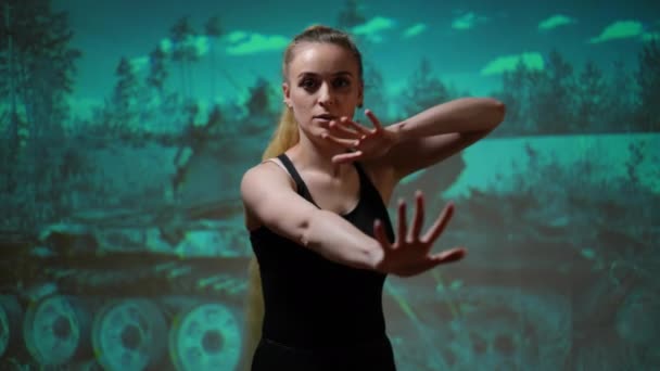 Українка Дивиться Камеру Імітуючи Дотик Скла Стоїть Задньому Плані Руїн — стокове відео