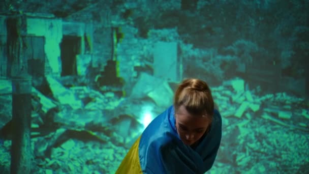 Жінка Фронту Танцює Українським Прапором Задньому Плані Знищеної Фотографії Уламків — стокове відео