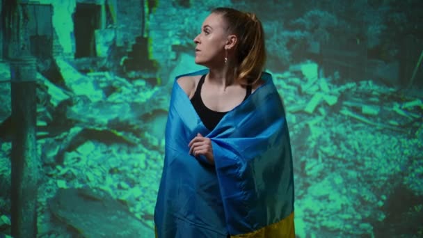 Тонкая Молодая Женщина Завернутая Украинский Флаг Оглядывается Вокруг Стоя Фоне — стоковое видео
