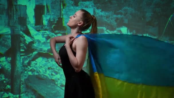 Vue Côté Mince Jeune Femme Ukrainienne Avec Drapeau National Flottant — Video