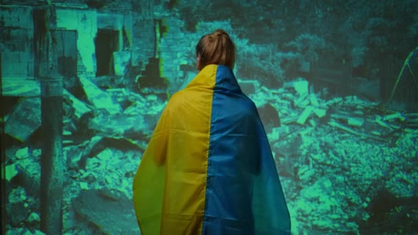 Back View Woman Ukrainian Flag Looking Photo Destroyed Building Slim — Stockvideo