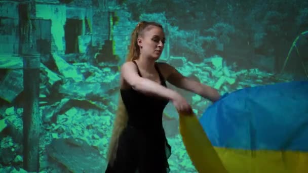 Woman Shaking Ukrainian Flag Standing Background Ruins Photo Slim Young – Stock-video
