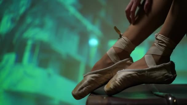 Збільшений Боковий Вид Жіночі Ноги Балетних Точках Задньому Плані Зруйнованого — стокове відео