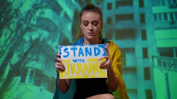Üzgün Ukraynalı Kadın Ukrayna Pankartına Bakarak Stand Gösteriyor Bombalanmış Fotoğrafının — Stok video