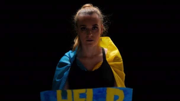 Ukrayna Yardım Pankartı Gösteren Umutsuz Kadın Kameraya Umutla Bakıyor Siyah — Stok video
