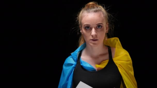 Φοβισμένος Ελπίζοντας Νεαρή Γυναίκα Κοιτάζοντας Κάμερα Δείχνει Pray Ukraine Πλακάτ — Αρχείο Βίντεο