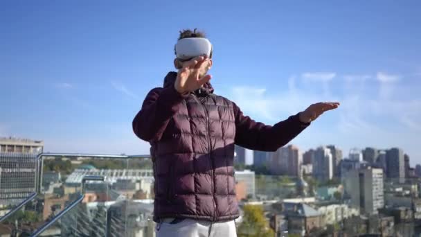 Jeune Homme Afro Américain Absorbé Dans Casque Jouant Jeu Vidéo — Video