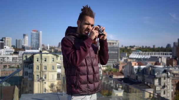 Талантливый Афроамериканец Фотографирует Центр Города Камеру Стоящую Крыше Портрет Поглощенного — стоковое видео