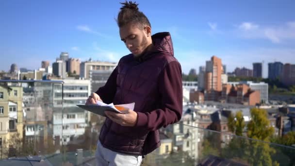 Concentrated African American Man Analyzing Paperwork Standing Rooftop Urban City — Vídeo de Stock