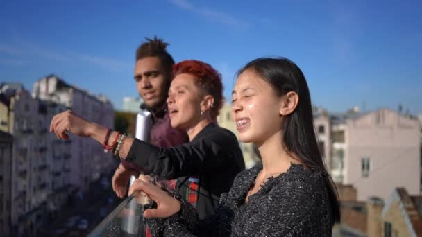 Visão Lateral Curios Jovem Asiática Olhando Para Longe Admirando Cidade — Vídeo de Stock