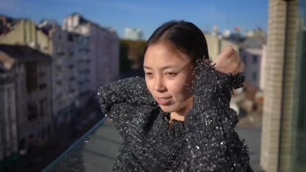 Красивая Азиатская Женщина Зубами Улыбается Восхищаясь Городским Городом Солнечный День — стоковое видео