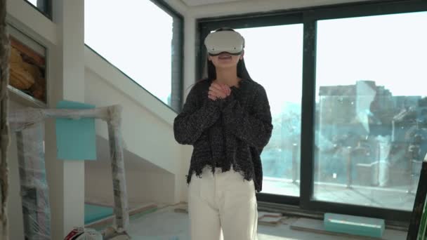 Portrait Excited Asian Architect Enjoying Augmented Reality Standing Headset Building — 图库视频影像