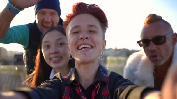 Neşeli Beyaz Bir Kadının Arkadaşlarıyla Gülüşürken Fotoğrafını Çektiği Selfie Kamera — Stok video