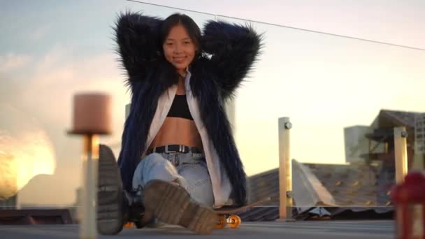 Вид Спереди Радостная Молодая Азиатка Позирует Городской Крыше Закате Сидя — стоковое видео