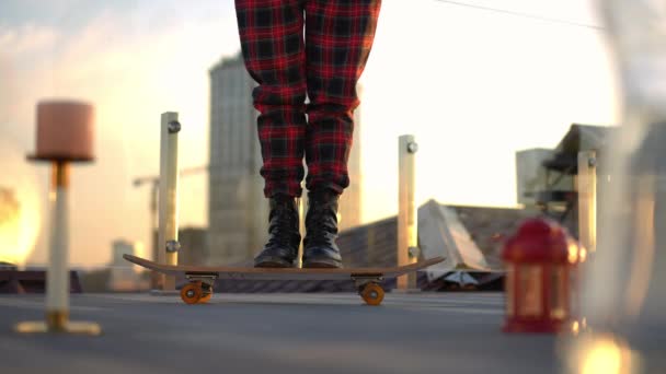 Legs Unrecognizable Slim Woman Checkered Pants Standing Skateboard Urban Skyline — ストック動画