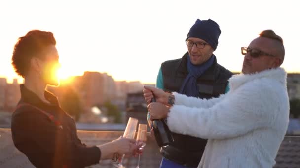 Joyful Caucasian Adult Friends Opening Champagne Golden Sunset Urban Roof — Stock video