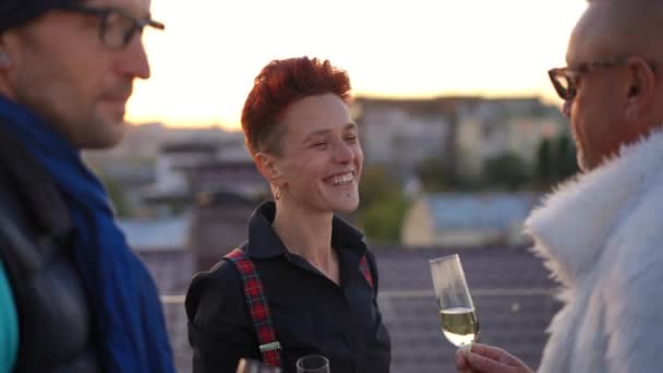 Cheerful Redhead Woman Laughing Toasting Friends Standing Roof Urban City — 图库视频影像