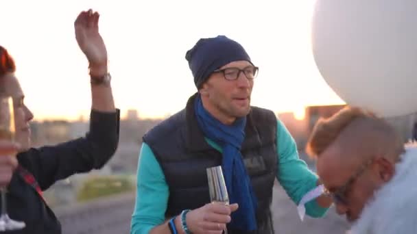 Kaygısız Neşeli Kafkasyalı Bir Adam Arkadaşlarıyla Şehrin Çatısında Yüksek Sesle — Stok video
