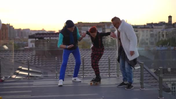 Wide Shot Joyful Woman Standing Skateboard Men Holding Hands Helping — Video