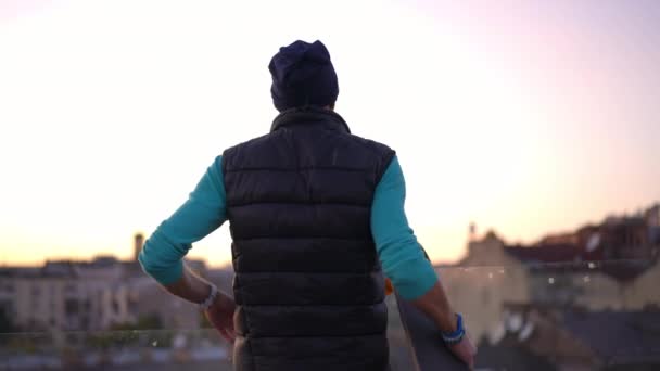 Back View Confident Man Skateboard Stretching Hands Admiring City Sunset — Wideo stockowe