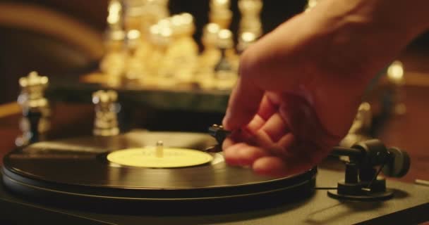 Κοντινός Δίσκος Μουσικής Που Περιστρέφεται Βινύλιο Αρσενικό Χέρι Ρυθμίζοντας Τον — Αρχείο Βίντεο